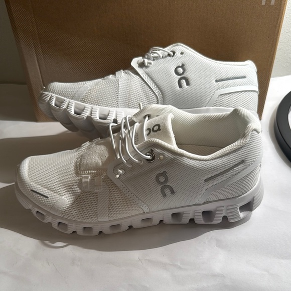 New On Running All White Sneakers Cloud 5 women’s shoes - Picture 2 of 5